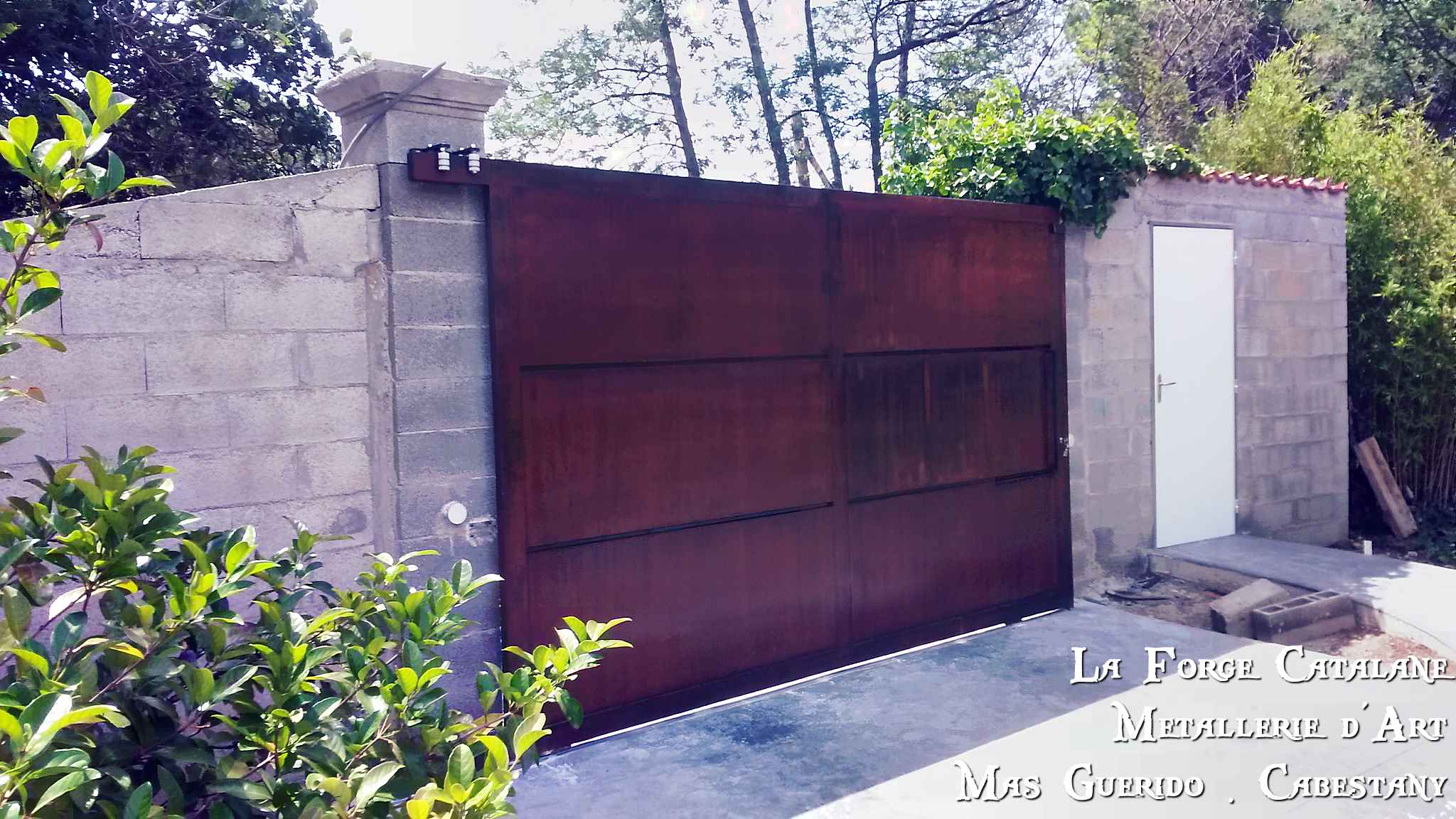 portail tole plein rouille coulissant bandes pliage  forge catalane.jpg